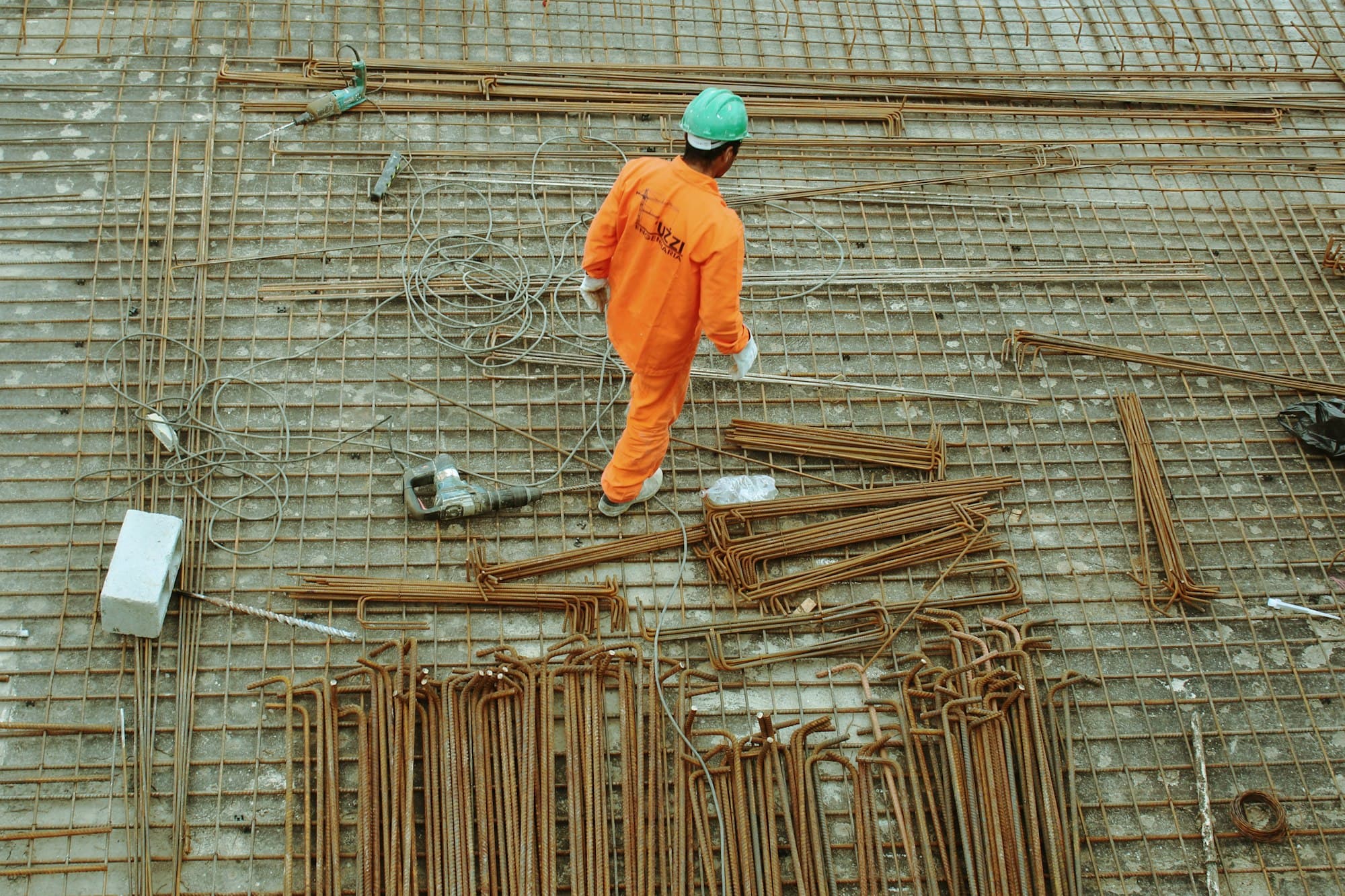 Bauarbeiter auf einer Rohbaudecke mit Bewehrung
