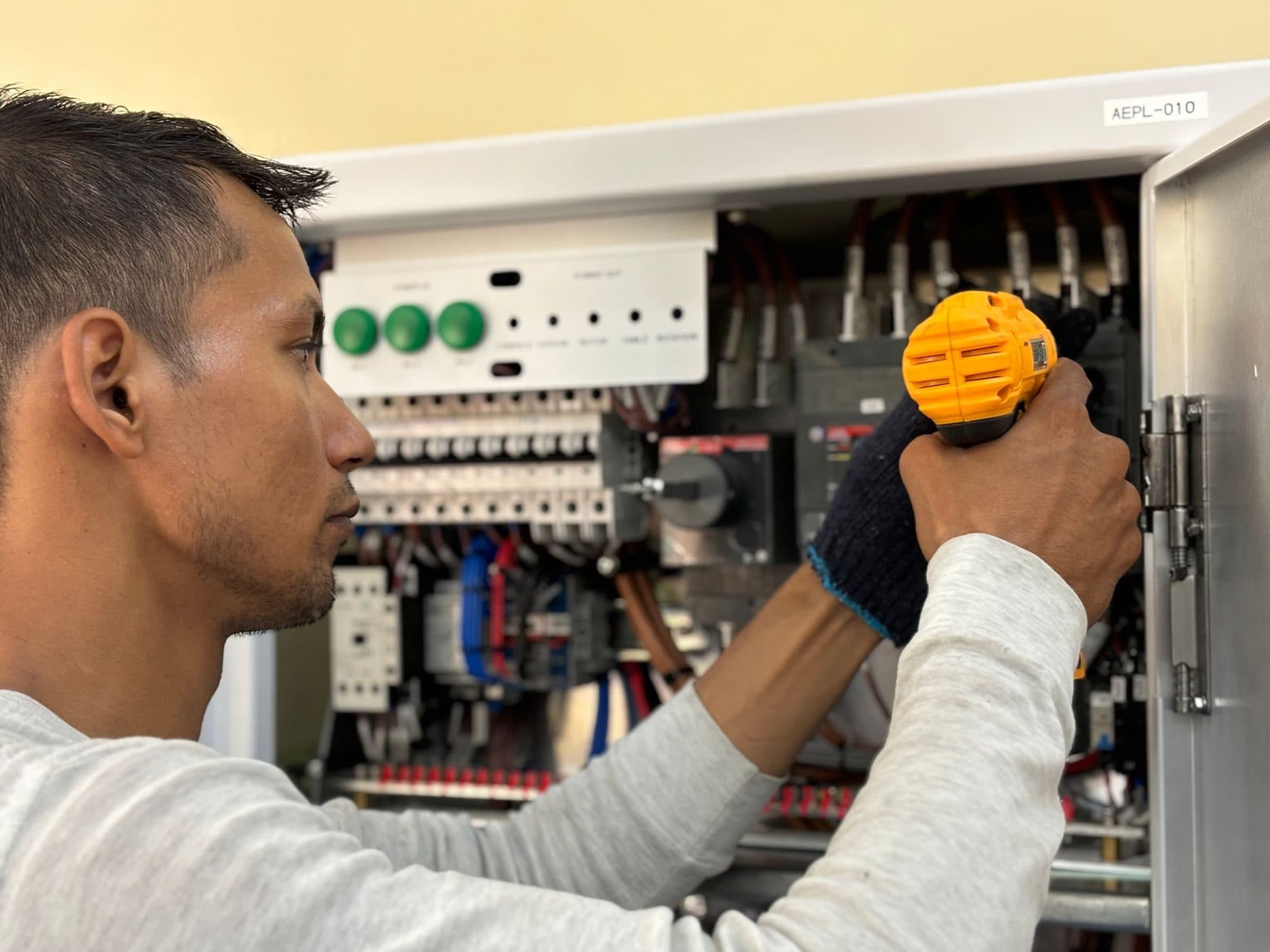 Elektriker verdrahtet einen Verteilerschrank