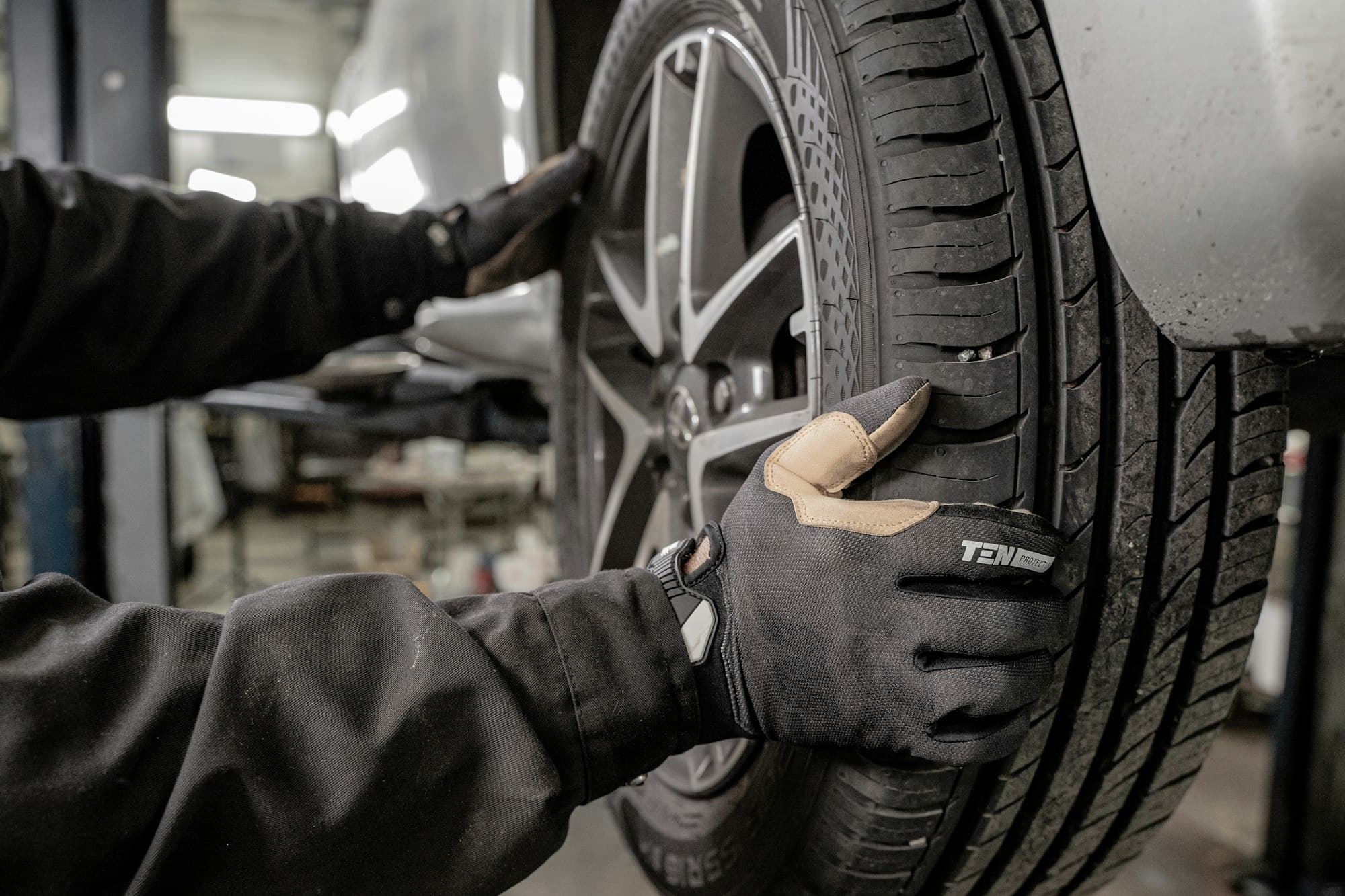 Mechaniker wechselt einen Reifen in der Werkstatt