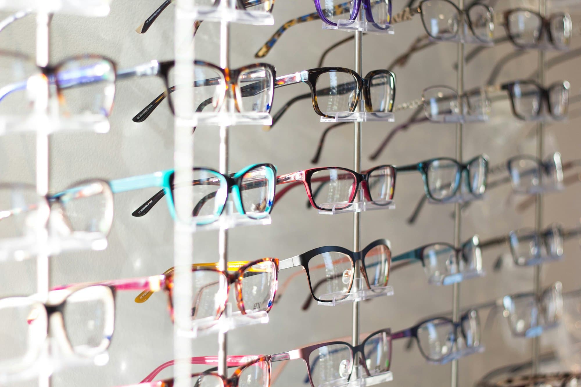 Brillenfassungen in einem Optikergeschäft