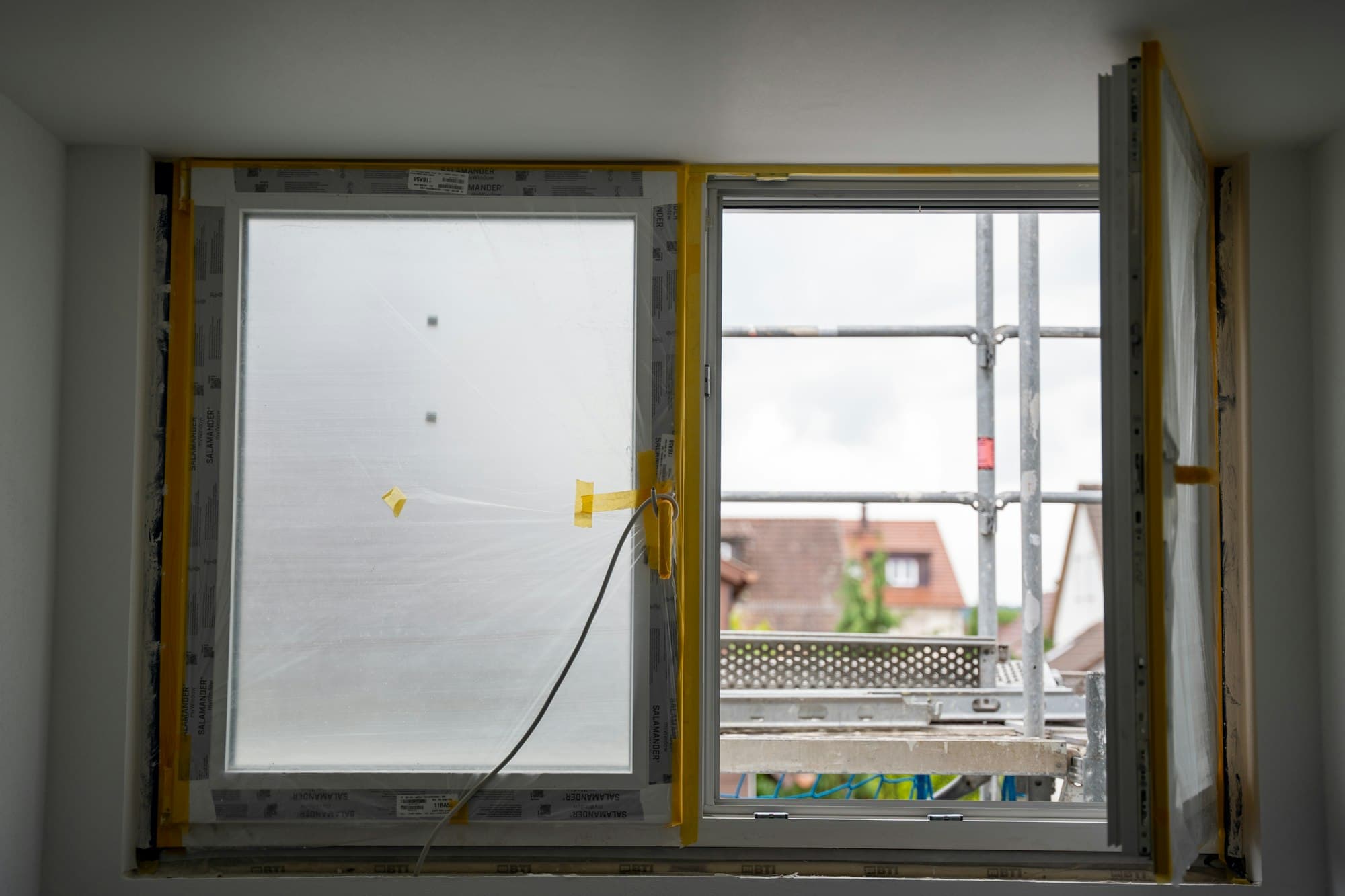Neu eingebautes Fenster auf einer Baustelle