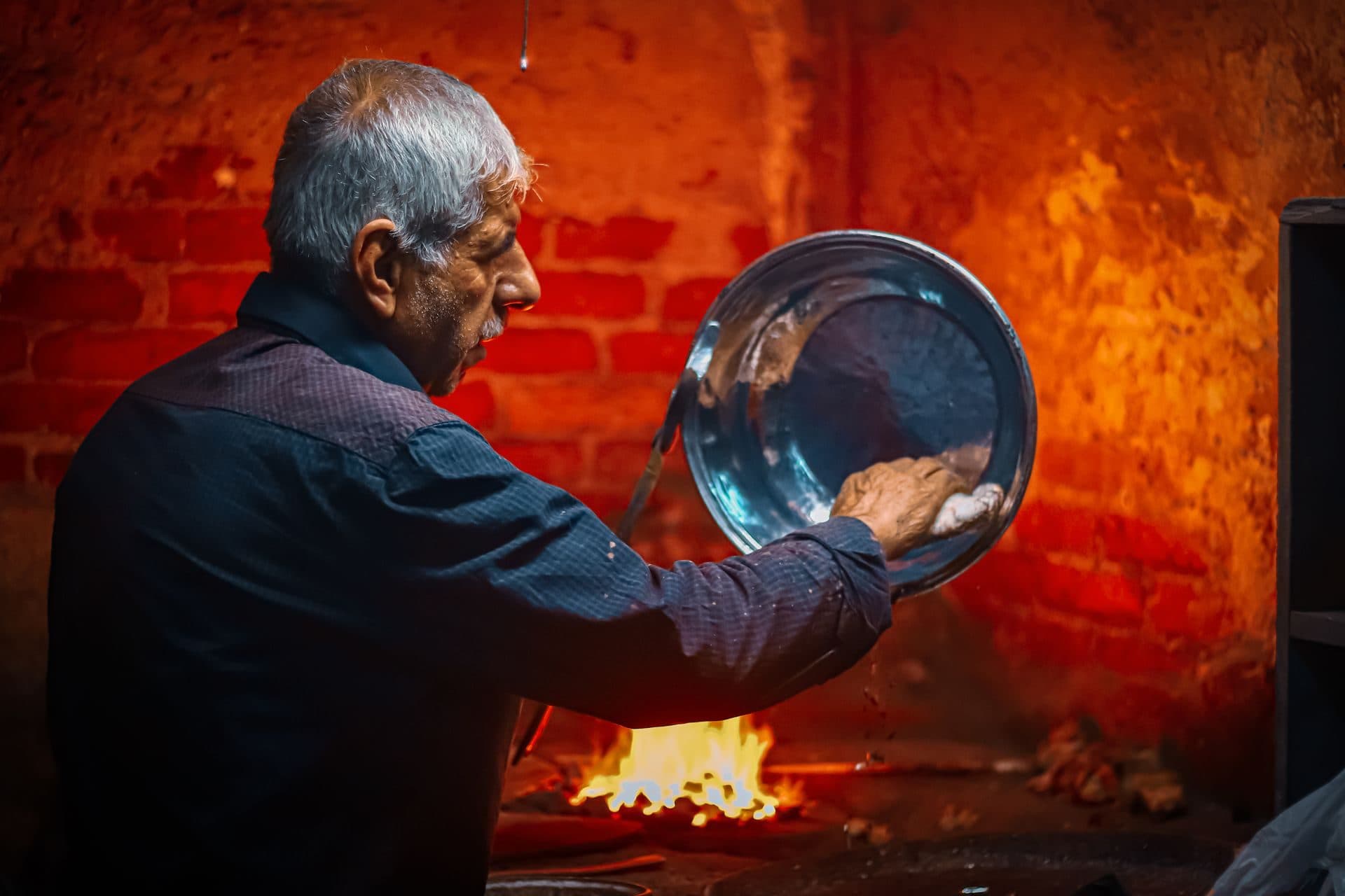 Metallbauer schweißt ein Geländer
