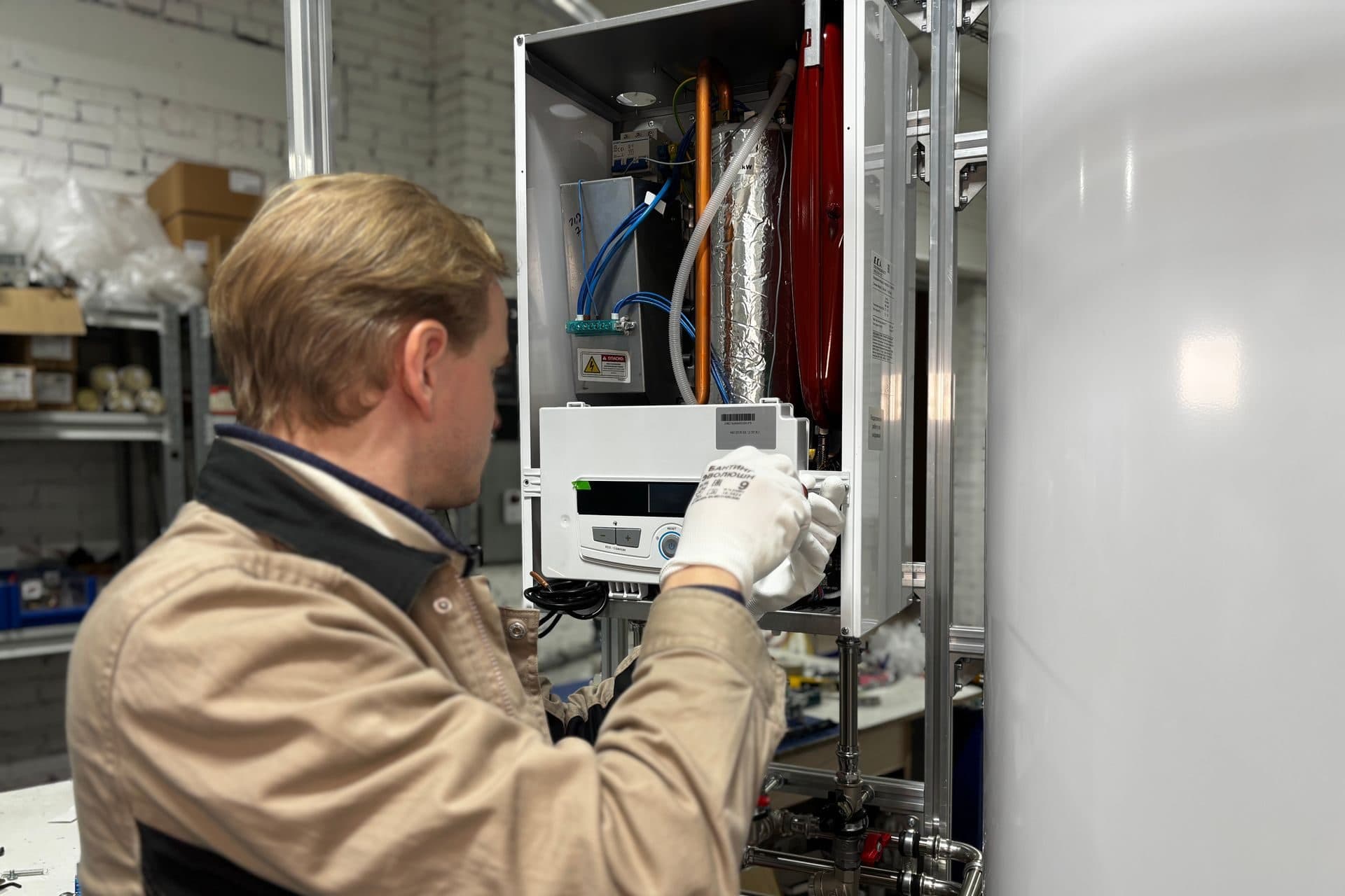 Anlagenmechaniker arbeitet an einer Heizungsanlage