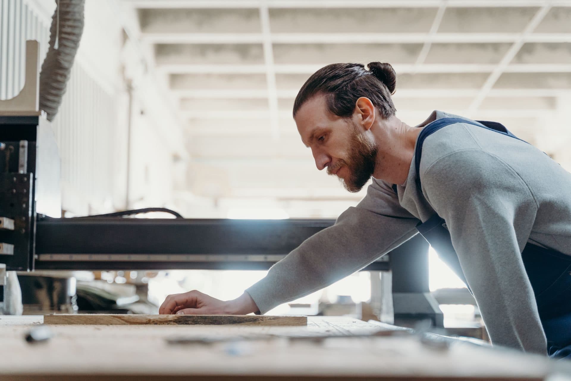 Tischler arbeitet an der Hobelbank in der Werkstatt